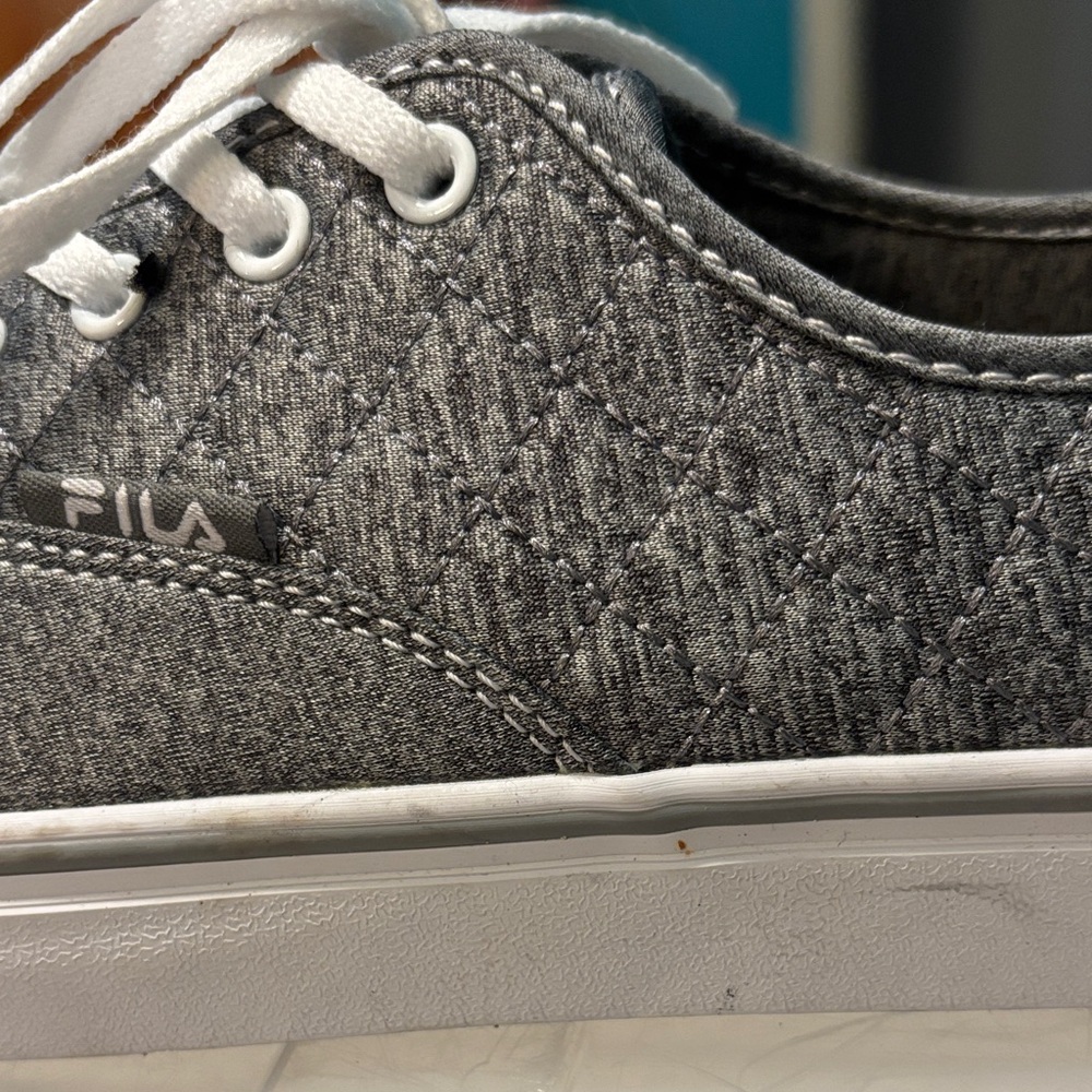NWOT-Fila Women’s Low-Top Canvas Sneakers w/ a Quilted Pattern-Grey & White - Picture 4 of 11